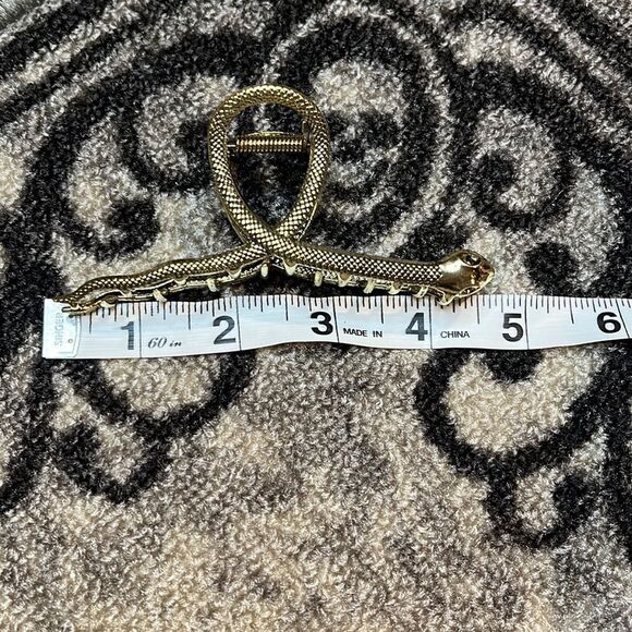 Goth Gold Snake Hair Accessory with engraved details Feminine Elegant design - Picture 5 of 5